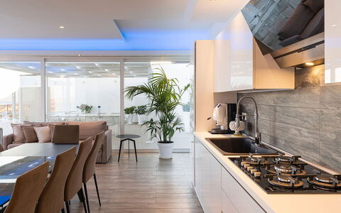 Villa Montallegro: Meubilair, Interieur Ontwerp, Keuken, Countertop, Flooring, Hout, Verdieping, Toestel Van De Keuken, Plafond, Major Appliance