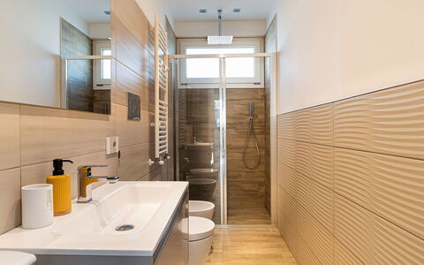 Villa Montallegro: Flooring, Interieur Ontwerp, Badkamer, Loodgieterswerkinrichting, Verdieping, Muur, Hout, Badkamerkast, Wastafel In De Badkamer, Wastafel