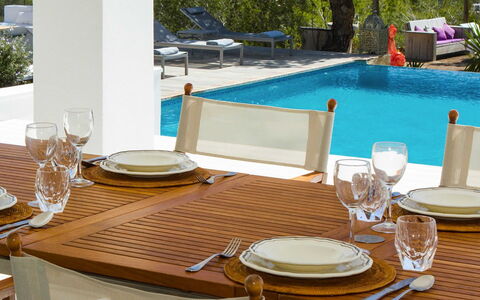 Villa Jondal: Meubilair, Tafel, Tableware, Stoel, Keuken En Eettafel, Eetkamer, Buitenmeubels, Interieur Ontwerp, Serveware, Buitentafel