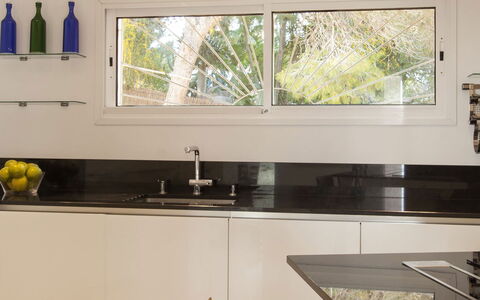 Villa Jondal: Keuken, Countertop, Gootsteen, Interieur Ontwerp, Loodgieterswerkinrichting, Wastafel, Toestel Van De Keuken, Kraan, Verlichting, Huis