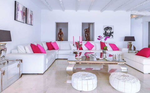 Villa Angelic: Meubilair, Interieur Ontwerp, Bankstel, Flooring, Woonkamer, Verdieping, Huis, Textiel, Appartement, Kussen Gooien