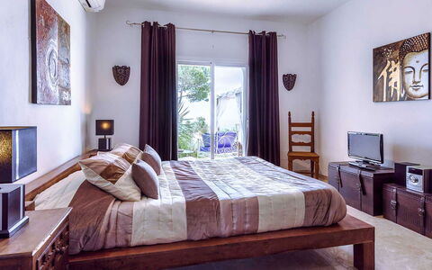 Villa Angelic: Meubilair, Bed, Interieur Ontwerp, Slaapkamer, Bedding, Laken, Kamer, Flooring, Verdieping, Hout