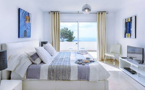 Villa Angelic: Meubilair, Bed, Interieur Ontwerp, Slaapkamer, Bedding, Verdieping, Flooring, Laken, Huis, Textiel