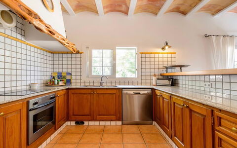 Villa Curiosity: Keuken, Countertop, Interieur Ontwerp, Flooring, Plafond, Loodgieterswerkinrichting, Verdieping, Cabinetry, Gootsteen, Wastafel