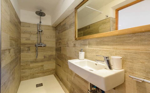 Villa Curiosity: Flooring, Muur, Verdieping, Hout, Loodgieterswerkinrichting, Interieur Ontwerp, Wastafel In De Badkamer, Badkamer, Wastafel, Kraan