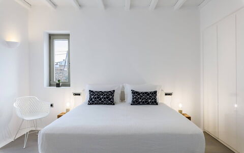 Villa Psiche: Bed, Slaapkamer, Interieur Ontwerp, Muur, Meubilair, Bedding, Laken, Verdieping, Flooring, Textiel
