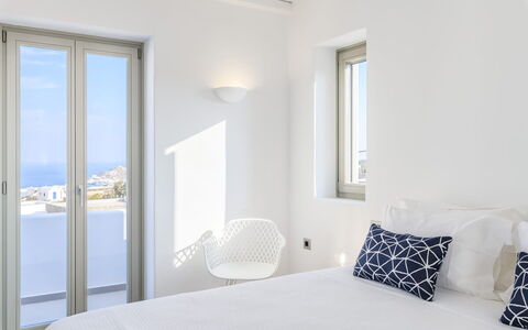 Villa Psiche: Appartement, Slaapkamer, Bed, Bedding, Bed Frame, Balkon, Linens, Laken, Hoofdkussen, Hotel