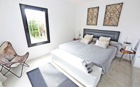 Villa Seahorse: Meubilair, Bed, Slaapkamer, Interieur Ontwerp, Verdieping, Flooring, Bedding, Hout, Laken, Kamer