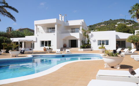Villa Besso: Zwembad, Landgoed, Buitenmeubels, Toevlucht, Villa, Herenhuis, Hotel, Balkon, Hacienda, Stoel