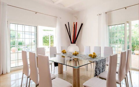 Villa Besso: Meubilair, Interieur Ontwerp, Tafel, Stoel, Flooring, Eetkamer, Hout, Keuken En Eettafel, Verdieping, Textiel