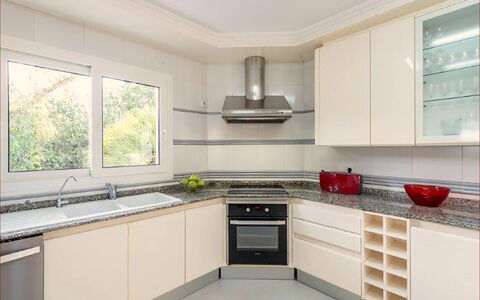 Villa Besso: Keuken, Toestel Van De Keuken, Countertop, Cabinetry, Interieur Ontwerp, Major Appliance, Flooring, Hout, Huishoudapparatuur, Fornuis
