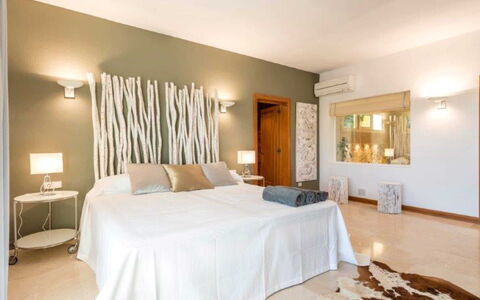 Villa Besso: Bed, Meubilair, Bedding, Slaapkamer, Interieur Ontwerp, Laken, Muur, Hout, Plafond, Flooring