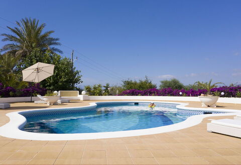 Villa Besso: Buitenmeubels, Meubilair, Zwembad, Paraplu, Toevlucht, Stoel, Schaduw, Vrije Tijd, Eco Hotel, Buitentafel