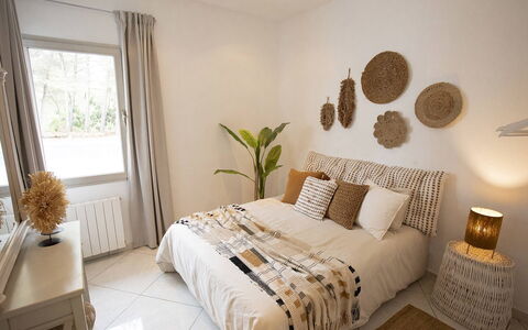 Villa Floresta: Bed, Meubilair, Bedding, Slaapkamer, Interieur Ontwerp, Laken, Muur, Linens, Hout, Kamer