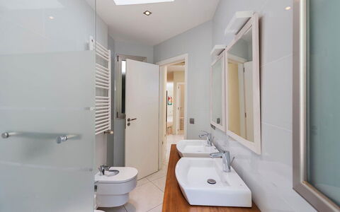 Villa Floresta: Badkamer, Loodgieterswerkinrichting, Flooring, Wastafel In De Badkamer, Interieur Ontwerp, Toilet, Wastafel, Verdieping, Wc Bril, Kraan