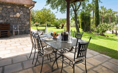 Villa Carosone: Meubilair, Stoel, Tafel, Buitenmeubels, Keuken En Eettafel, Buitentafel, Restaurant, Eetkamer, Schaduw, Patio