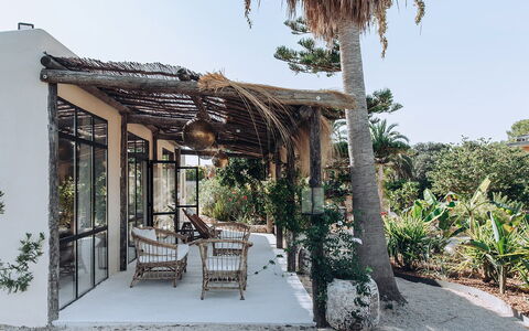 Villa Horses: Outdoor Structuur, Schaduw, Tuin, Landscaping, Natuurlijk Materiaal, Toevlucht, Pergola, Eco Hotel, Thatching