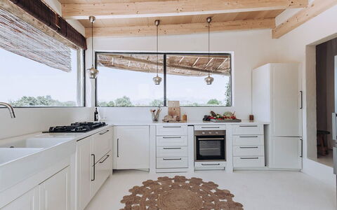 Villa Horses: Keuken, Countertop, Interieur Ontwerp, Flooring, Meubilair, Hout, Plafond, Verdieping, Cabinetry, Toestel Van De Keuken