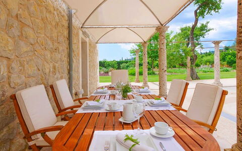 Villa Higo: Meubilair, Stoel, Schaduw, Toevlucht, Buitenmeubels, Keuken En Eettafel, Tuin, Landgoed, Outdoor Structuur, Ontwerp