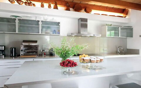 Villa Higo: Keuken, Countertop, Interieur Ontwerp, Toestel Van De Keuken, Cabinetry, Meubilair, Huis, Major Appliance, Lichte Inrichting, Plafond