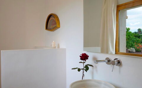 Villa Higo: Muur, Interieur Ontwerp, Loodgieterswerkinrichting, Wastafel In De Badkamer, Badkamer, Verlichting, Kraan, Loodgieter, Kamer, Huis
