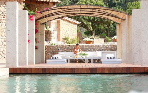 Villa Arch: Zwembad, Toevlucht, Schaduw, Natuurlijk Materiaal, Eco Hotel, Waterpartij, Buitenmeubels, Landscaping, Outdoor Structuur, Pergola