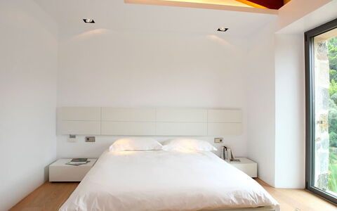 Villa Arch: Bed, Slaapkamer, Meubilair, Interieur Ontwerp, Bedding, Muur, Laken, Flooring, Hout, Verdieping