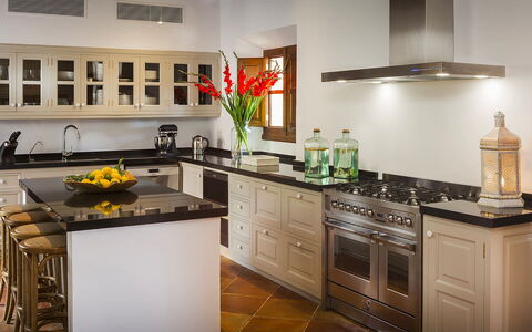 Villa Welcome: Keuken, Toestel Van De Keuken, Countertop, Meubilair, Major Appliance, Fornuis, Cabinetry, Hout, Huishoudapparatuur, Fornuis