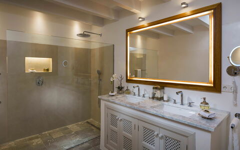 Villa Welcome: Loodgieterswerkinrichting, Interieur Ontwerp, Kraan, Wastafel, Plafond, Flooring, Badkamer, Loodgieter, Verlichting, Lichte Inrichting