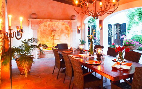 Villa Peacock: Meubilair, Interieur Ontwerp, Tafel, Stoel, Verlichting, Keuken En Eettafel, Eetkamer, Plafond, Lichte Inrichting, Kamer