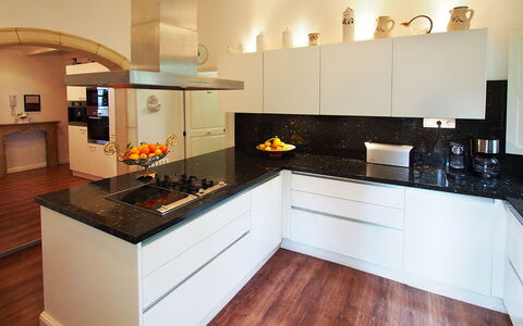 Villa Peacock: Keuken, Countertop, Toestel Van De Keuken, Interieur Ontwerp, Major Appliance, Fornuis, Cabinetry, Flooring, Fornuis, Huis