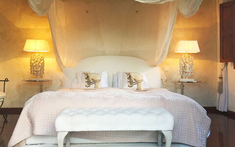 Villa Peacock: Meubilair, Bed, Slaapkamer, Interieur Ontwerp, Bedding, Laken, Linens, Verlichting, Verdieping, Kamer