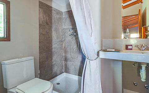 Villa Peacock: Badkamer, Loodgieterswerkinrichting, Interieur Ontwerp, Muur, Flooring, Verdieping, Toilet, Bad, Textiel, Loodgieter