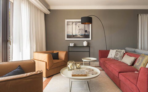 Villa Bridgitte: Meubilair, Interieur Ontwerp, Flooring, Verdieping, Bankstel, Muur, Woonkamer, Kamer, Huis, Textiel