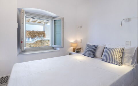 Villa Vesper: Appartement, Slaapkamer, Bedding, Linens, Hoofdkussen, Laken, Balkon, Hotel, Daylighting, Kussen Gooien