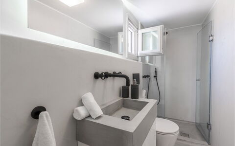 Villa Vesper: Loodgieterswerkinrichting, Badkamer, Wastafel, Wastafel In De Badkamer, Muur, Interieur Ontwerp, Wc Bril, Kraan, Flooring, Verdieping