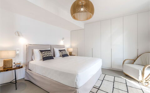 Villa Vesper: Bed, Interieur Ontwerp, Slaapkamer, Meubilair, Flooring, Verdieping, Hout, Bedding, Laken, Linens