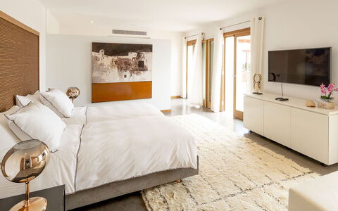 Villa Sofia: Meubilair, Interieur Ontwerp, Bed, Slaapkamer, Muur, Flooring, Verdieping, Hout, Laken, Plafond