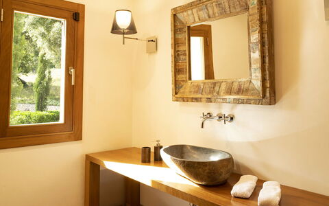 Villa Sofia: Wastafel In De Badkamer, Interieur Ontwerp, Muur, Loodgieterswerkinrichting, Spiegel, Flooring, Hout, Wastafel, Badkamer, Kraan