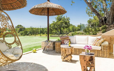 Villa Vineyard: Meubilair, Buitenmeubels, Schaduw, Stoel, Outdoor Structuur, Tuin, Vrije Tijd, Paraplu, Ontwerp, Patio