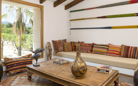 Villa Vineyard: Meubilair, Hout, Interieur Ontwerp, Woonkamer, Bankstel, Kamer, Huis, Flooring, Verdieping, Kussen Gooien