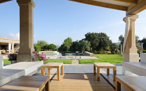 Villa Serafino: Kolom, Tuin, Schaduw, Outdoor Structuur, Landscaping, Buitenmeubels, Prieel, Beton, Ontwerp, Patio