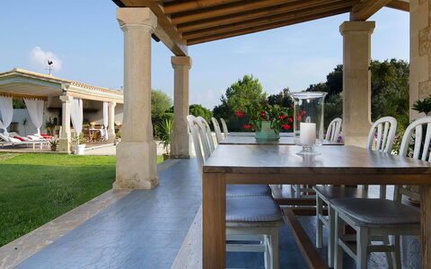 Villa Serafino: Meubilair, Tafel, Buitenmeubels, Stoel, Kolom, Buitentafel, Outdoor Structuur, Veranda, Bloempot, Schaduw