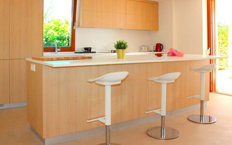 Villa Acapulco: Meubilair, Flooring, Hout, Interieur Ontwerp, Keuken, Cabinetry, Verdieping, Barkruk, Countertop, Beits