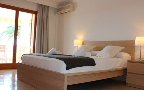 Villa Acapulco: Meubilair, Interieur Ontwerp, Bed, Slaapkamer, Flooring, Hout, Verdieping, Bedding, Laken, Kamer
