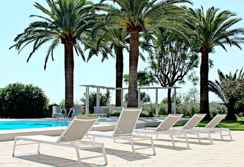 Villa Acapulco: Meubilair, Buitenmeubels, Stoel, Toevlucht, Schaduw, Eco Hotel, Zwembad, Ligstoel, Buitentafel