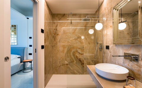 Villa Zafferano: Interieur Ontwerp, Flooring, Muur, Verdieping, Loodgieterswerkinrichting, Badkamer, Wastafel, Wastafel In De Badkamer, Plafond, Lichte Inrichting