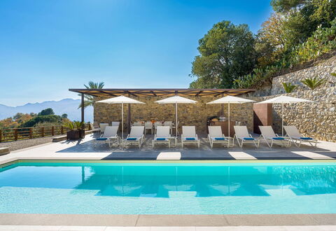 Villa Zafferano: Zwembad, Buitenmeubels, Toevlucht, Eco Hotel, Paraplu, Ligstoel, Stoel, Schaduw, Vrije Tijd, Hotel