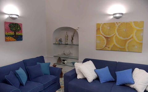 Casa Minori: Meubilair, Blauw, Bankstel, Muur, Interieur Ontwerp, Woonkamer, Kussen, Flooring, Kussen Gooien