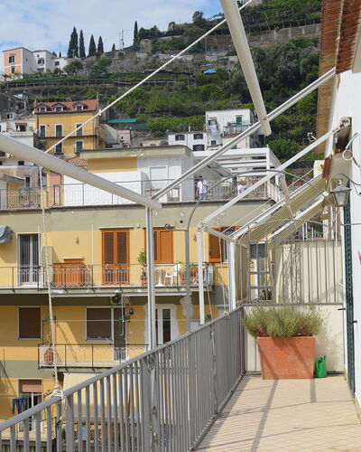 Casa Minori: Appartement, Buurt, Woongebied, Balkon, Stedelijk Ontwerp, Samengesteld Materiaal, Condominium, Leuning, Daylighting